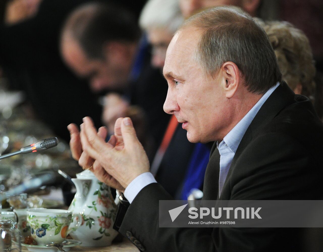 Vladimir Putin meets with Valdai Discussion Club members