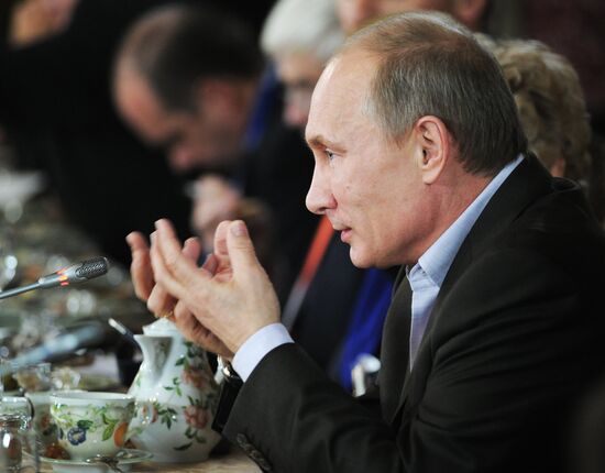 Vladimir Putin meets with Valdai Discussion Club members