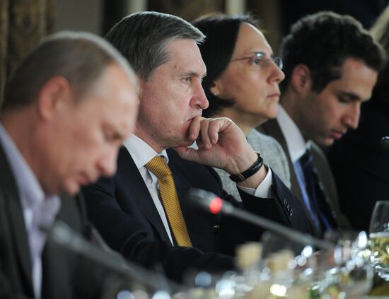 Vladimir Putin meets with Valdai Discussion Club members