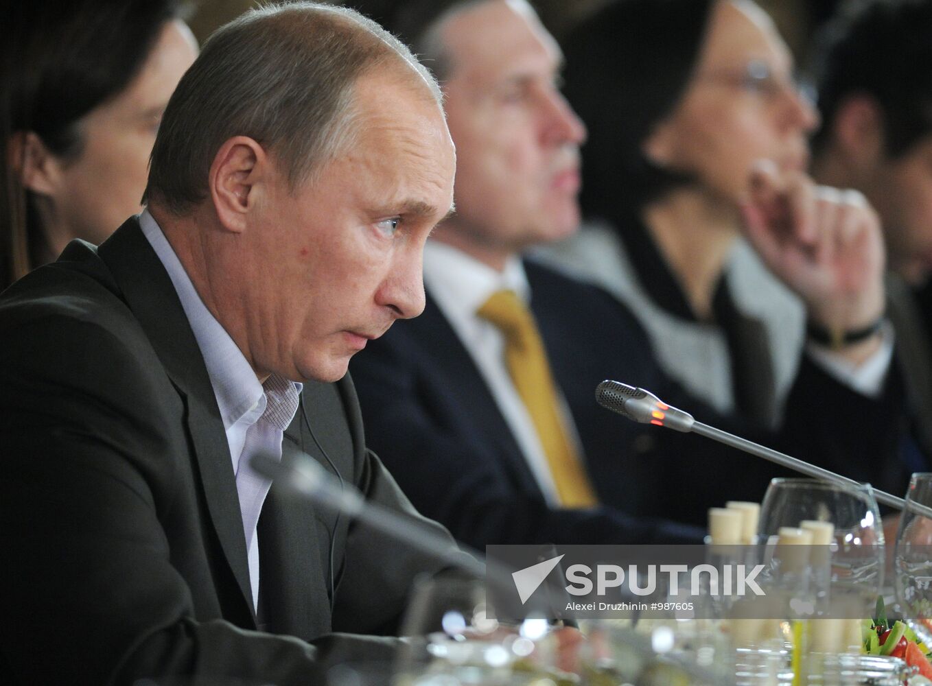 Vladimir Putin meets with Valdai Discussion Club members