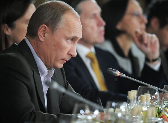 Vladimir Putin meets with Valdai Discussion Club members