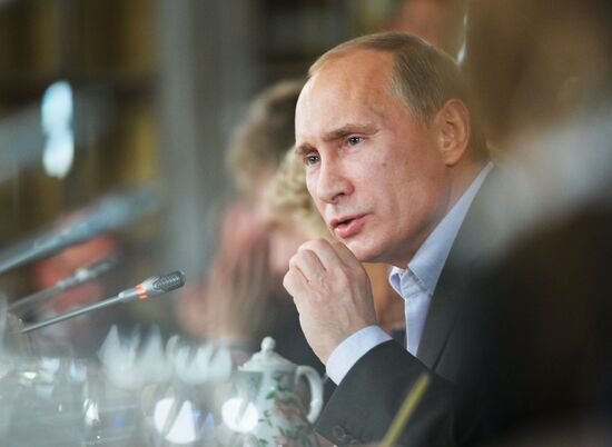 Vladimir Putin meets with Valdai Discussion Club members