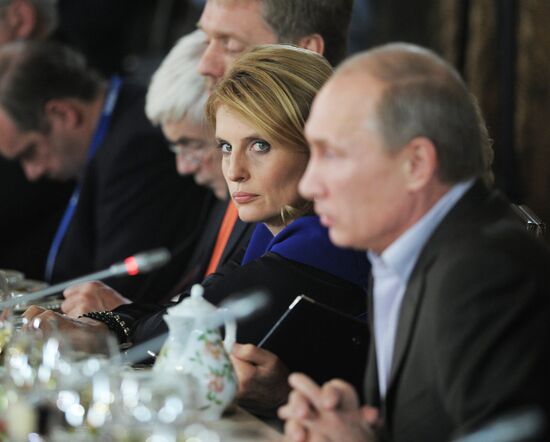 Vladimir Putin meets with Valdai Discussion Club members