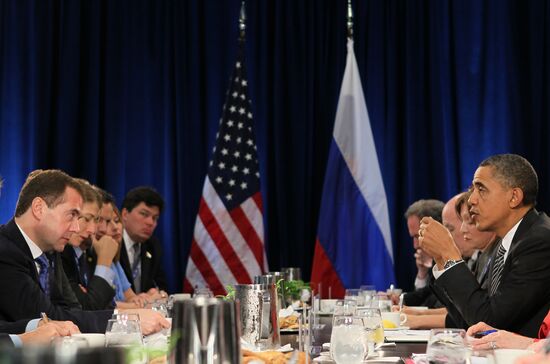 Dmitry Medvedev holds bilateral meetings at APEC summit