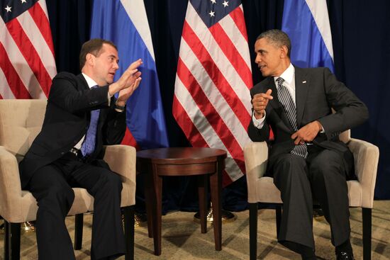 Dmitry Medvedev holds bilateral meetings at APEC summit