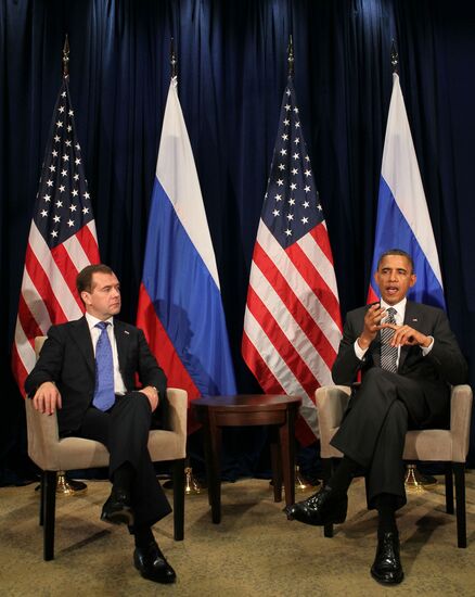 Dmitry Medvedev holds bilateral meetings at APEC summit