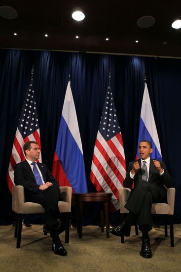 Dmitry Medvedev holds bilateral meetings at APEC summit
