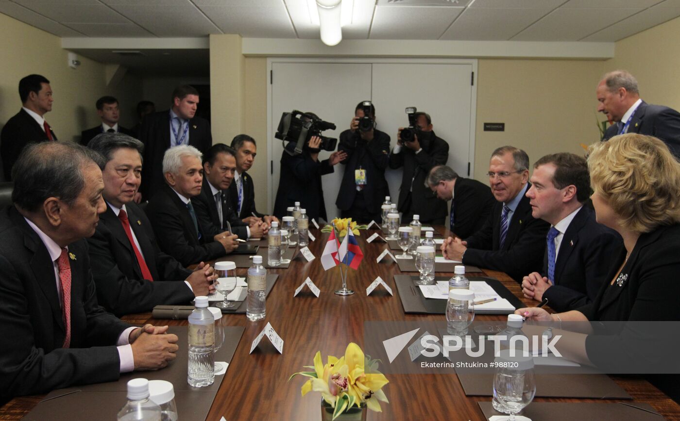 Dmitry Medvedev holds bilateral meetings at APEC summit