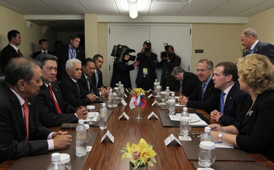 Dmitry Medvedev holds bilateral meetings at APEC summit