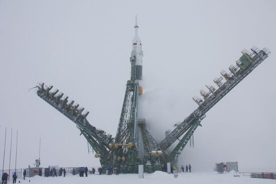 Launch of Soyuz TMA-22 with crew of 29th/30th expedition to ISS