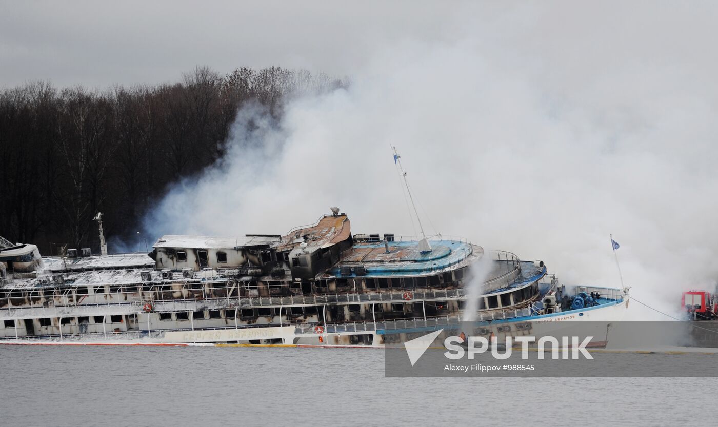 Fire on board the triple-deck boat "Sergei Abramov" in Moscow