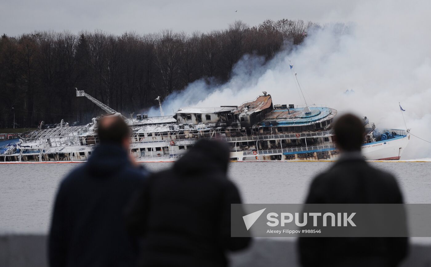 Fire on board the triple-deck boat "Sergei Abramov" in Moscow