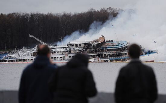 Fire on board the triple-deck boat "Sergei Abramov" in Moscow