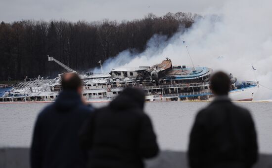 Fire on board the triple-deck boat "Sergei Abramov" in Moscow