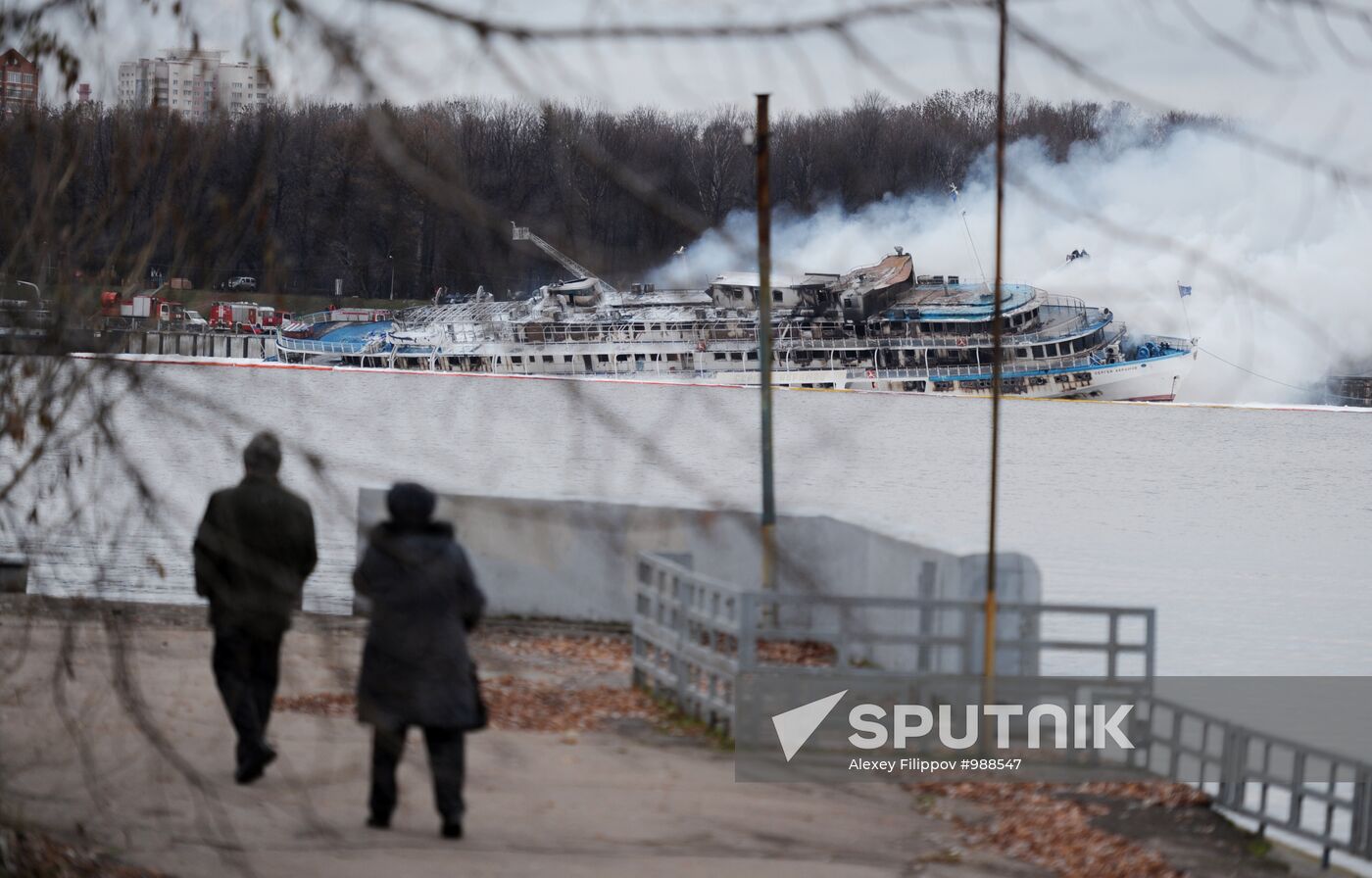 Fire on board the triple-deck boat "Sergei Abramov" in Moscow