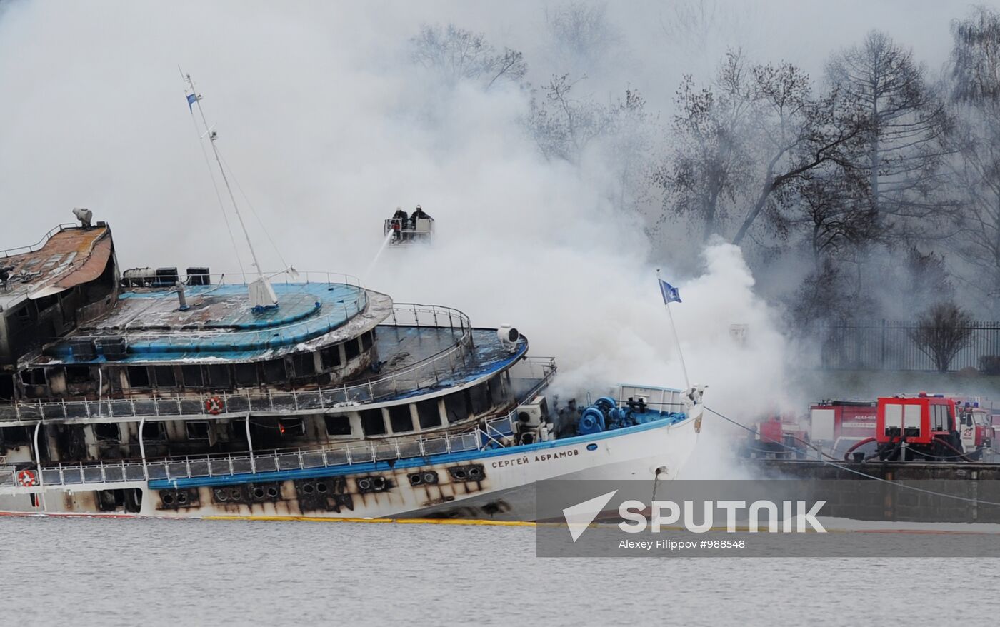 Fire on board the triple-deck boat "Sergei Abramov" in Moscow