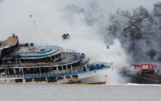 Fire on board the triple-deck boat "Sergei Abramov" in Moscow