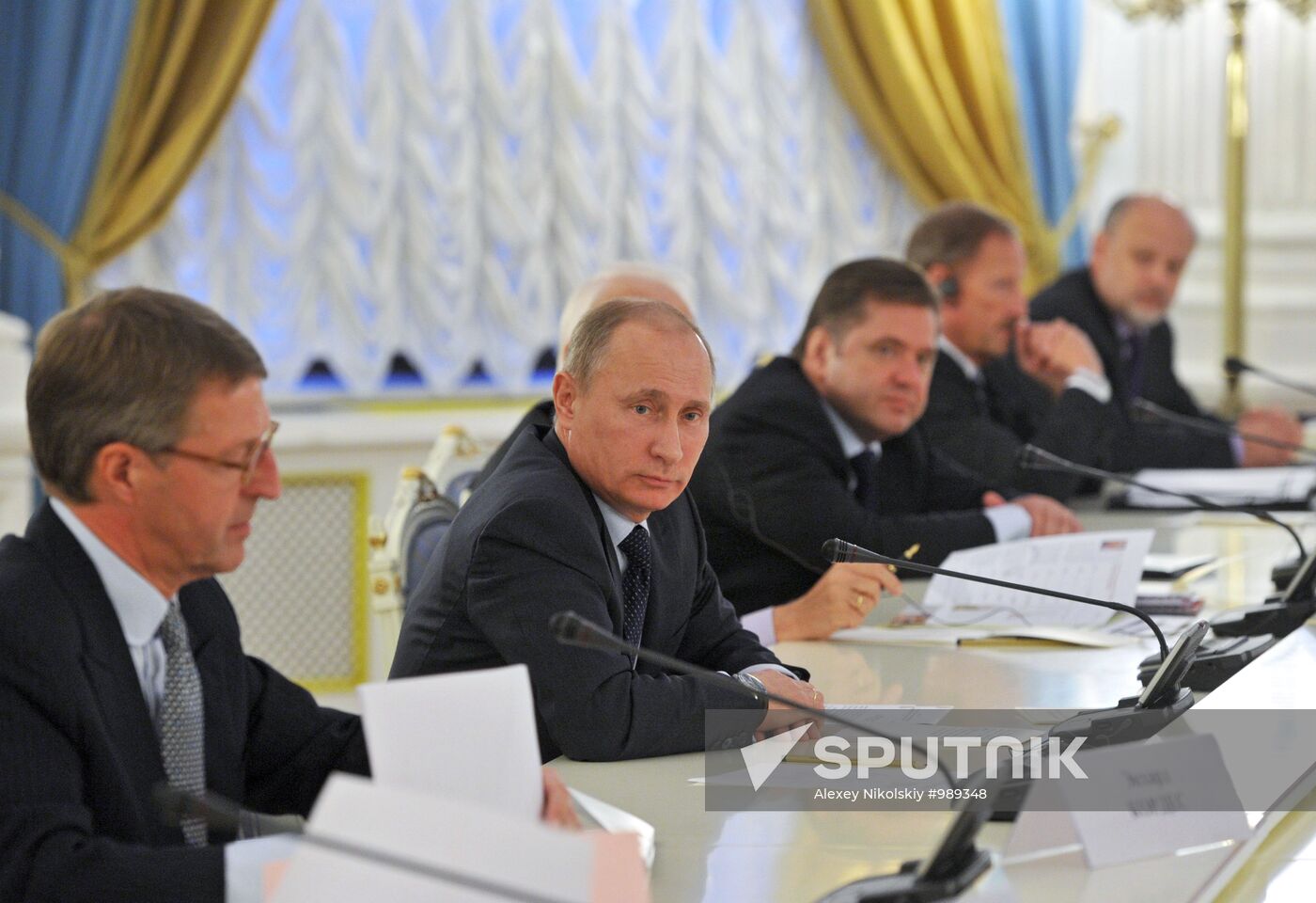 Vladimir Putin meets with German business leaders