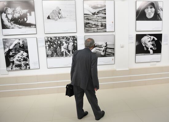Exhibition of photos by World Press Photo 1955-2010 winners