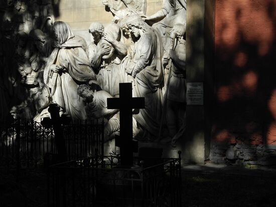 Sculptures at cemetery of Donskoy Monastery