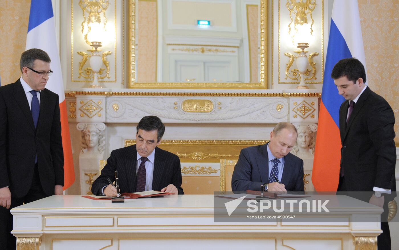 Vladimir Putin and Francois Fillon at joint news conference
