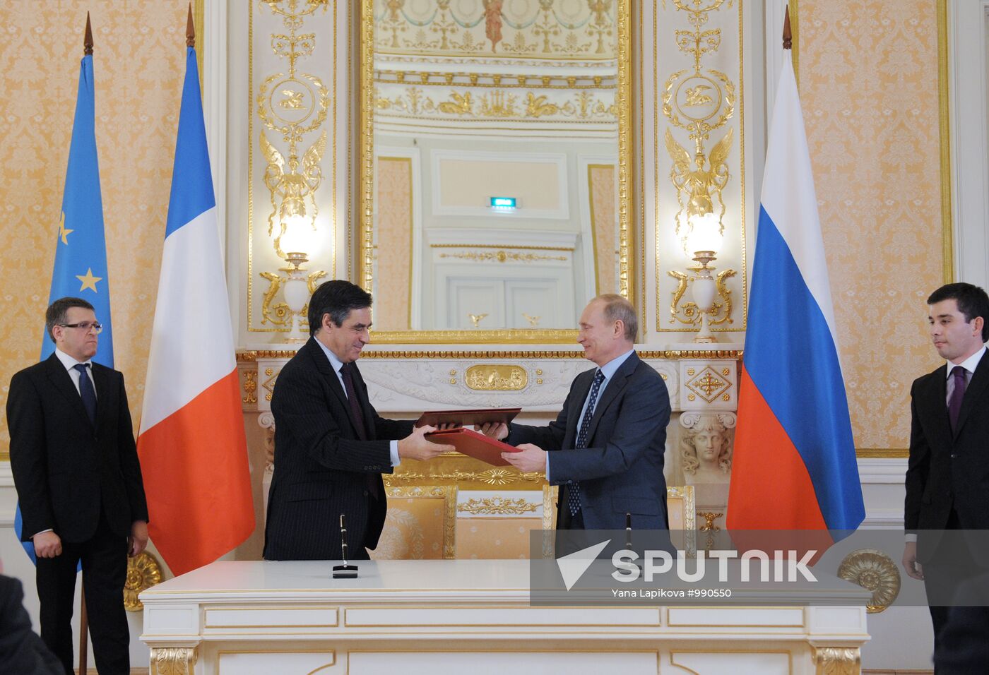 Vladimir Putin and Francois Fillon at joint news conference