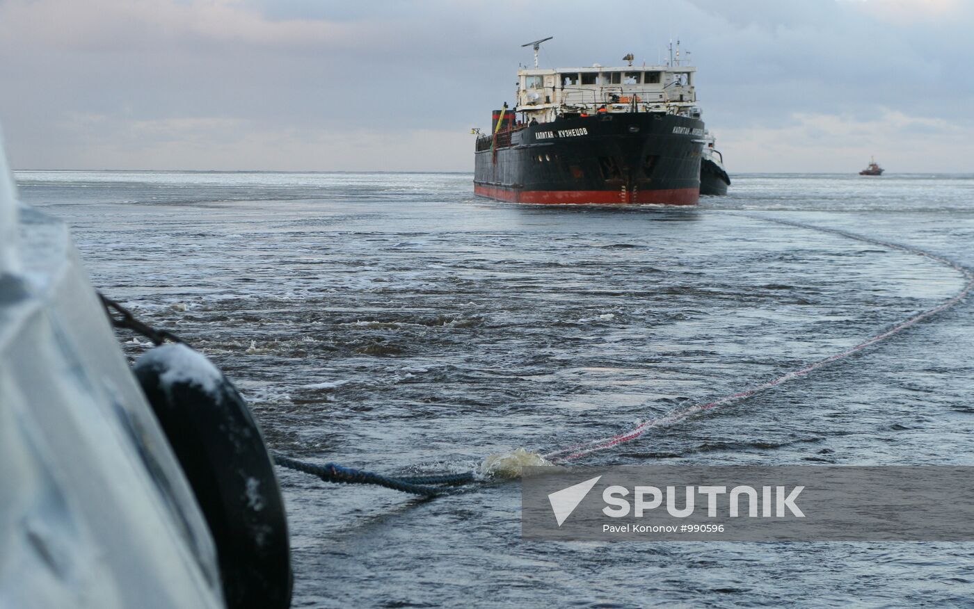 Dry cargo ship "Captain Kuznetsov" is being towed to Archangelsk