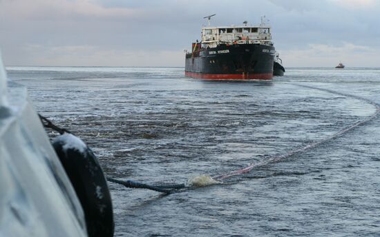 Dry cargo ship "Captain Kuznetsov" is being towed to Archangelsk