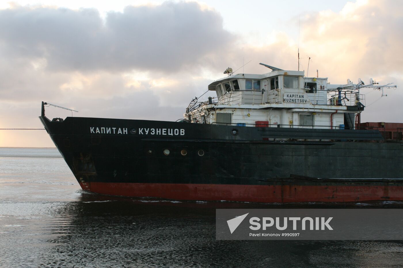 Dry cargo ship "Captain Kuznetsov" is being towed to Archangelsk