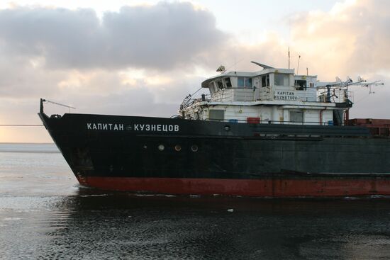 Dry cargo ship "Captain Kuznetsov" is being towed to Archangelsk