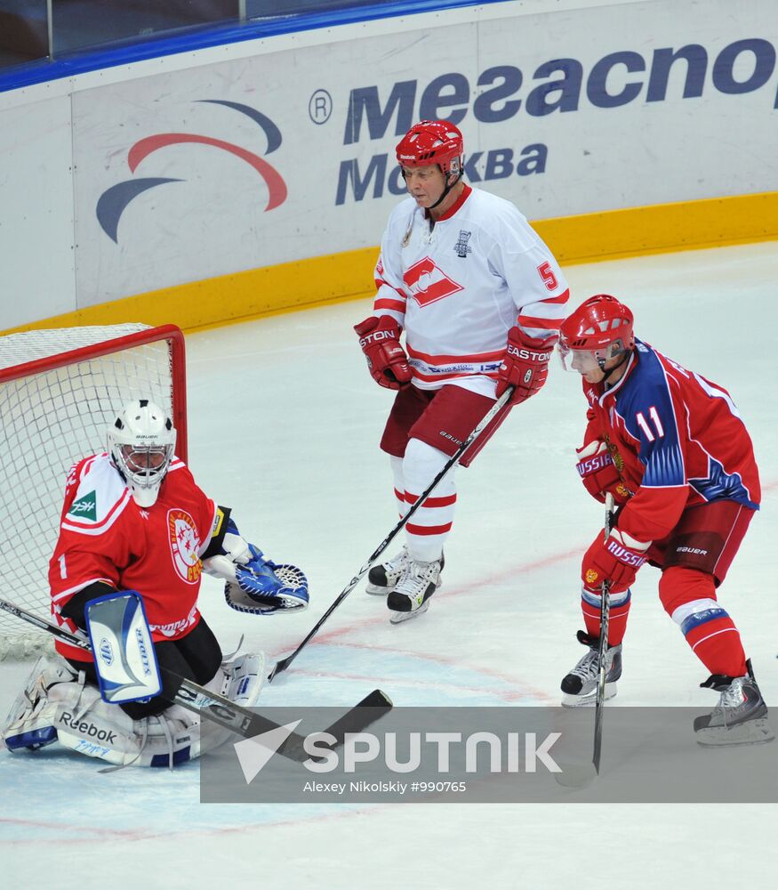 V. Putin joins training session of "Legends of USSR Hockey" club