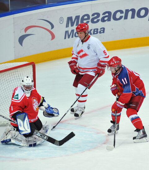 V. Putin joins training session of "Legends of USSR Hockey" club