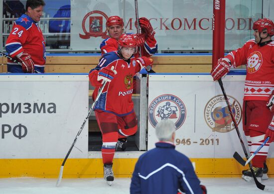 V. Putin joins training session of "Legends of USSR Hockey" club