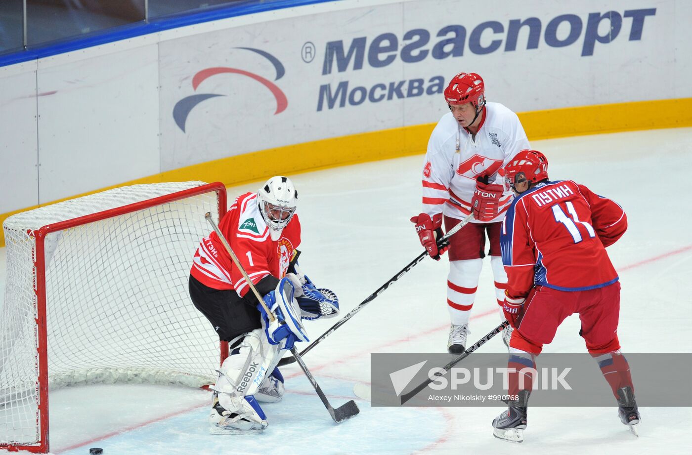 V. Putin joins training session of "Legends of USSR Hockey" club