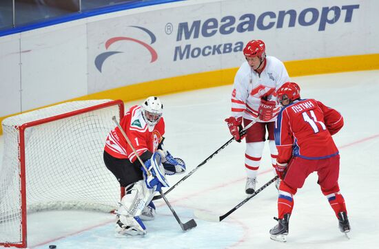 V. Putin joins training session of "Legends of USSR Hockey" club