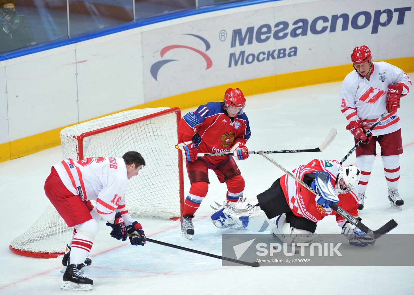 V. Putin joins training session of "Legends of USSR Hockey" club