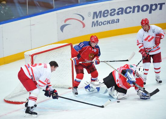 V. Putin joins training session of "Legends of USSR Hockey" club