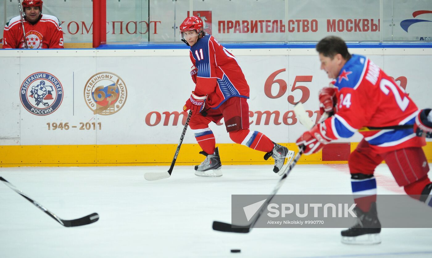 V. Putin joins training session of "Legends of USSR Hockey" club