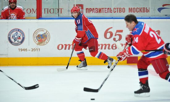 V. Putin joins training session of "Legends of USSR Hockey" club