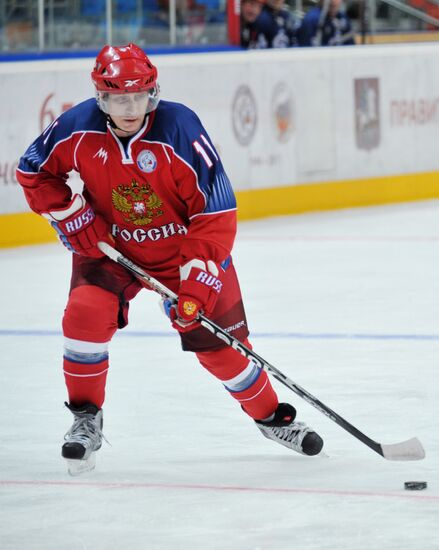 V. Putin joins training session of "Legends of USSR Hockey" club