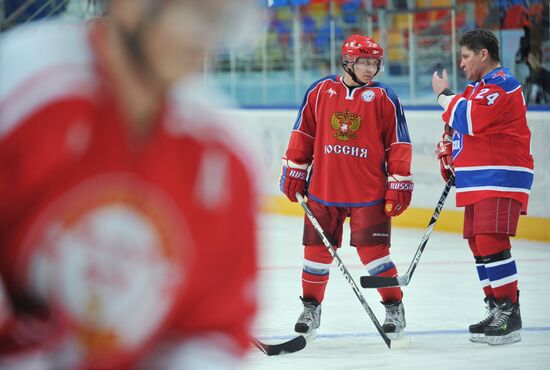 V. Putin joins training session of "Legends of USSR Hockey" club