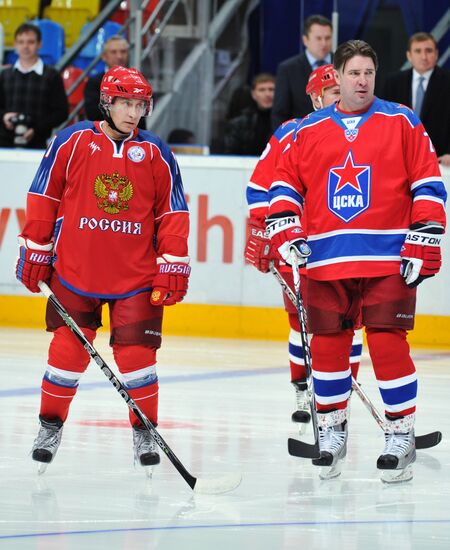 V. Putin joins training session of "Legends of USSR Hockey" club