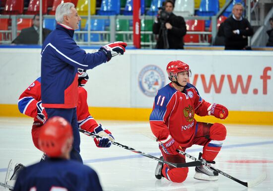 V. Putin joins training session of "Legends of USSR Hockey" club