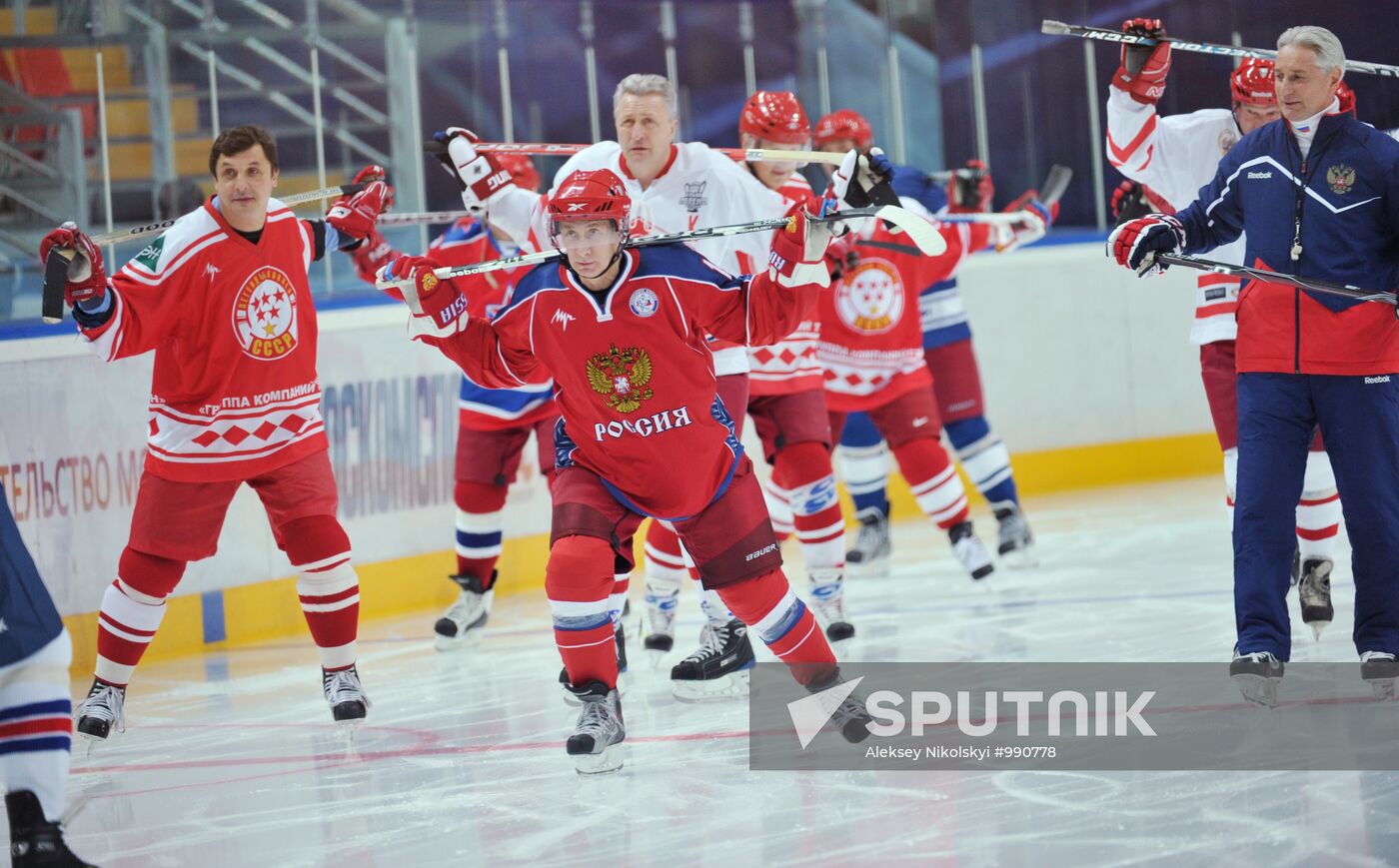 V. Putin joins training session of "Legends of USSR Hockey" club