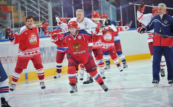 V. Putin joins training session of "Legends of USSR Hockey" club