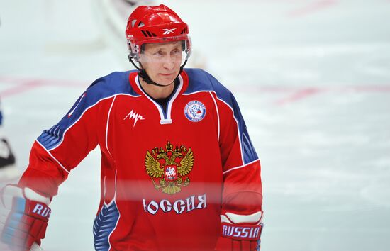 V. Putin joins training session of "Legends of USSR Hockey" club