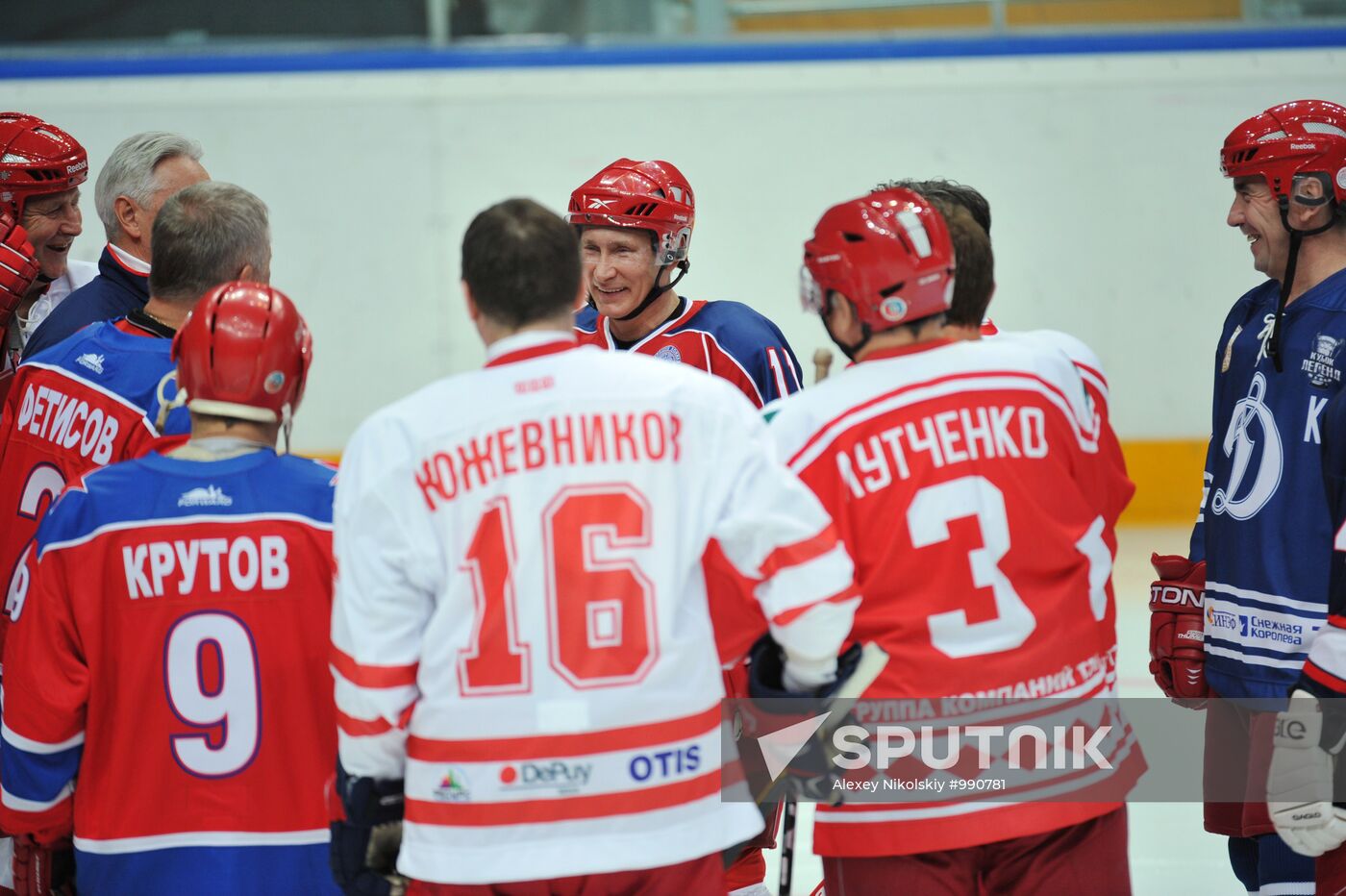 V. Putin joins training session of "Legends of USSR Hockey" club