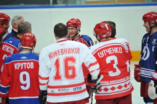 V. Putin joins training session of "Legends of USSR Hockey" club