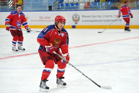 V. Putin joins training session of "Legends of USSR Hockey" club