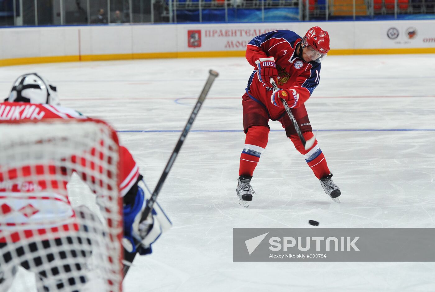 V. Putin joins training session of "Legends of USSR Hockey" club